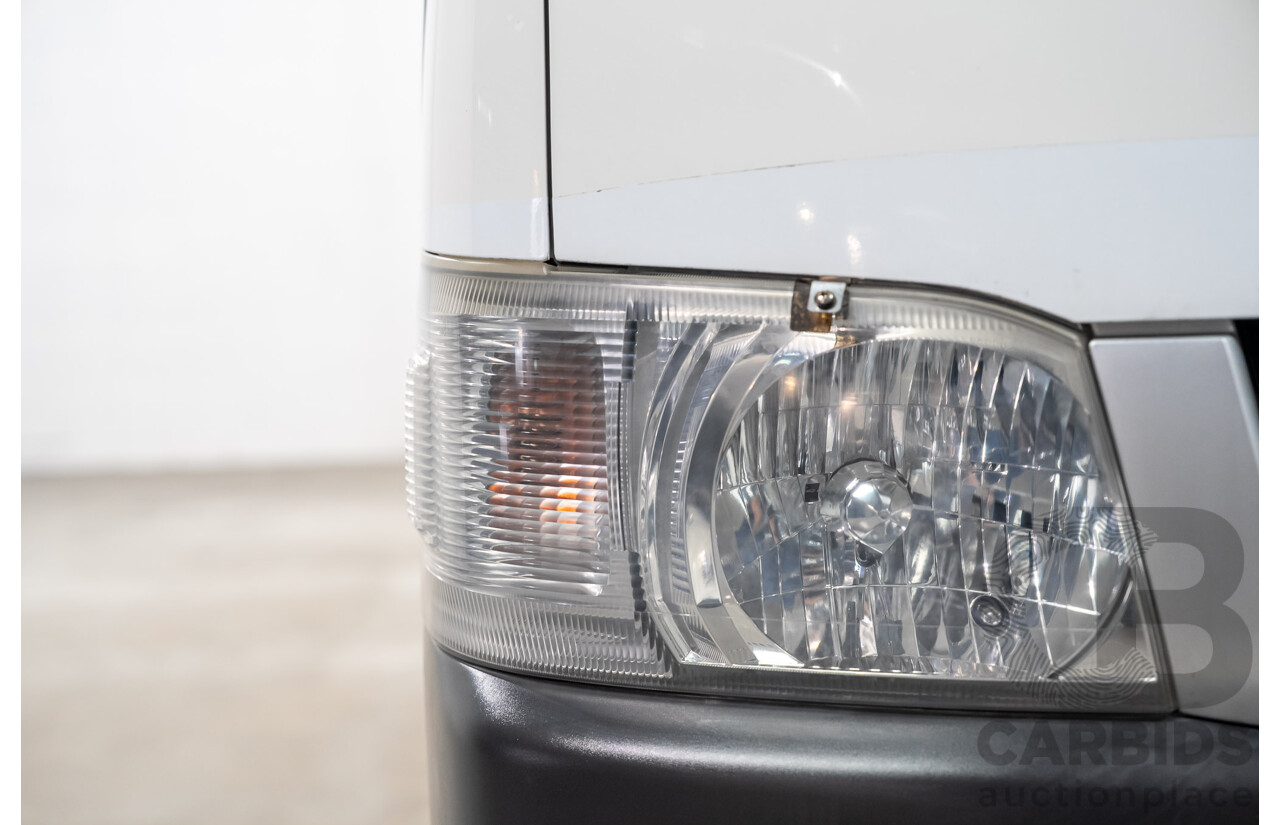 04/2005 Toyota Hiace LWB TRH201R 4D Van White 2.7L