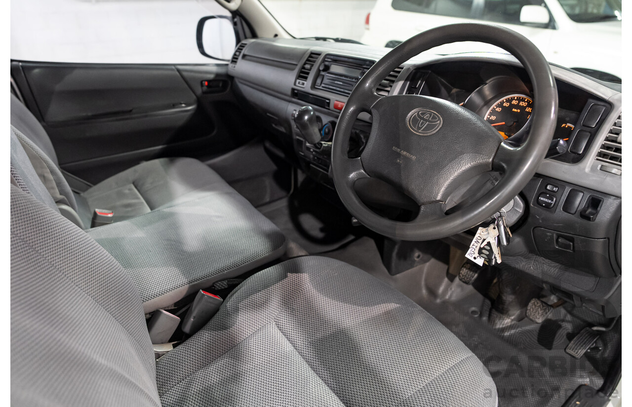 04/2005 Toyota Hiace LWB TRH201R 4D Van White 2.7L
