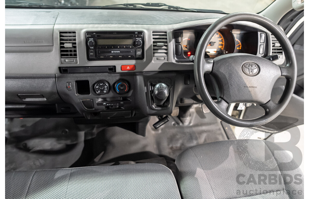 04/2005 Toyota Hiace LWB TRH201R 4D Van White 2.7L