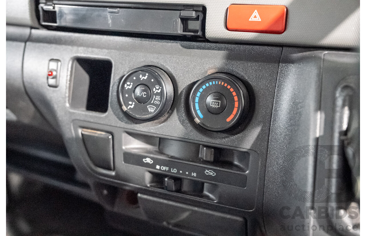 04/2005 Toyota Hiace LWB TRH201R 4D Van White 2.7L