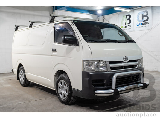 04/2005 Toyota Hiace LWB TRH201R 4D Van White 2.7L