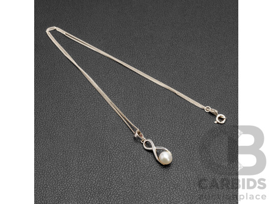 925 Sterling Silver & Pearl Necklace, Pendant & Earrings Set - 4.66gms