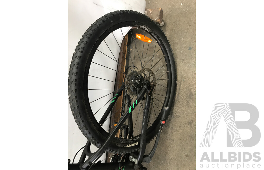 Giant Aluxx 6000 24 Speed Mountian Bike