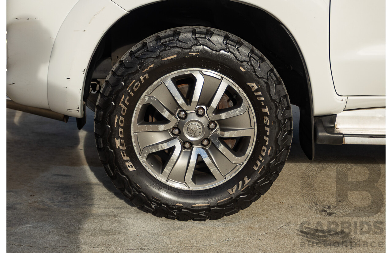 02/2013 Toyota Hilux SR5 (4x4) KUN26R MY12 Dual Cab Trayback Ute White 3.0L