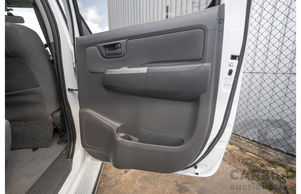 02/2013 Toyota Hilux SR5 (4x4) KUN26R MY12 Dual Cab Trayback Ute White 3.0L