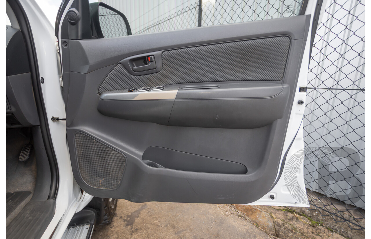 02/2013 Toyota Hilux SR5 (4x4) KUN26R MY12 Dual Cab Trayback Ute White 3.0L
