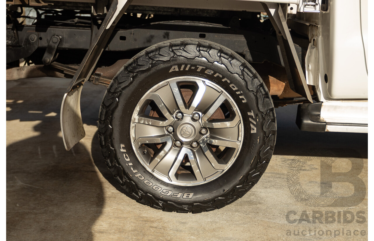 02/2013 Toyota Hilux SR5 (4x4) KUN26R MY12 Dual Cab Trayback Ute White 3.0L