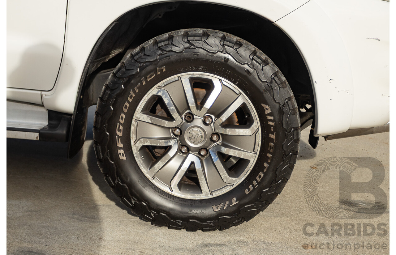 02/2013 Toyota Hilux SR5 (4x4) KUN26R MY12 Dual Cab Trayback Ute White 3.0L