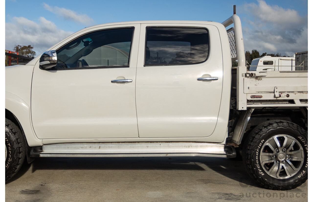 02/2013 Toyota Hilux SR5 (4x4) KUN26R MY12 Dual Cab Trayback Ute White 3.0L