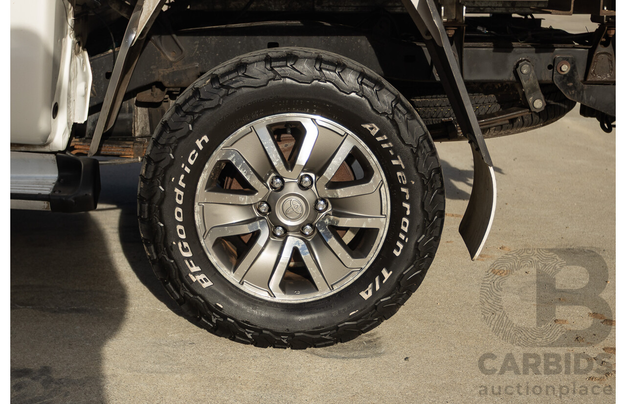 02/2013 Toyota Hilux SR5 (4x4) KUN26R MY12 Dual Cab Trayback Ute White 3.0L
