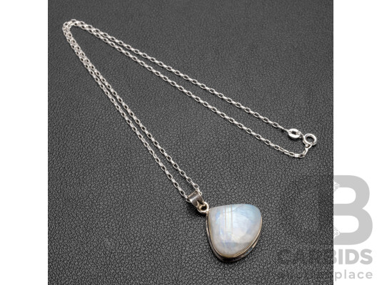 925 Sterling Silver & Rainbow Moonstone Necklace. Length - 45.5cms