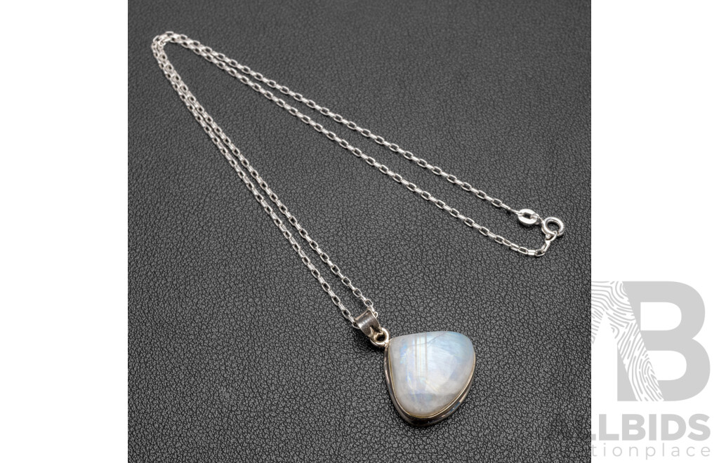 925 Sterling Silver & Rainbow Moonstone Necklace. Length - 45.5cms