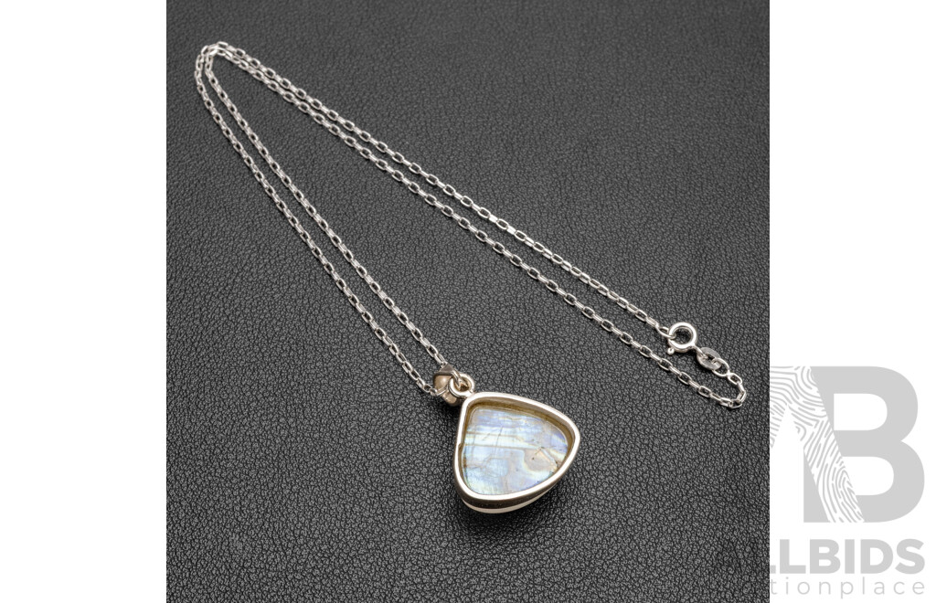 925 Sterling Silver & Rainbow Moonstone Necklace. Length - 45.5cms