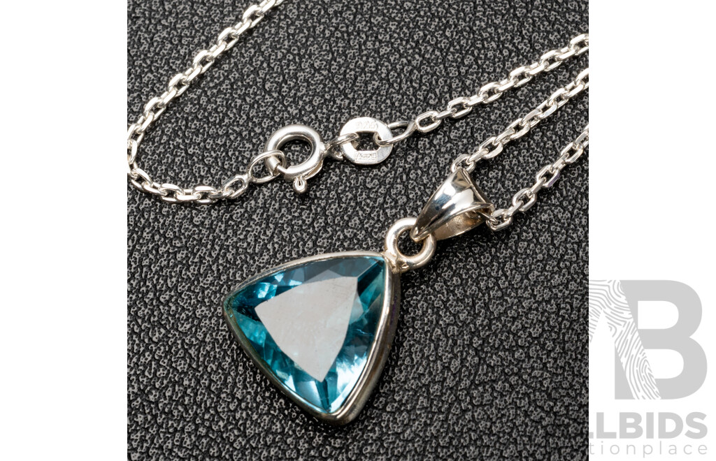 925 Sterling Silver & Topaz Pendant & Necklace. Length - 46cms