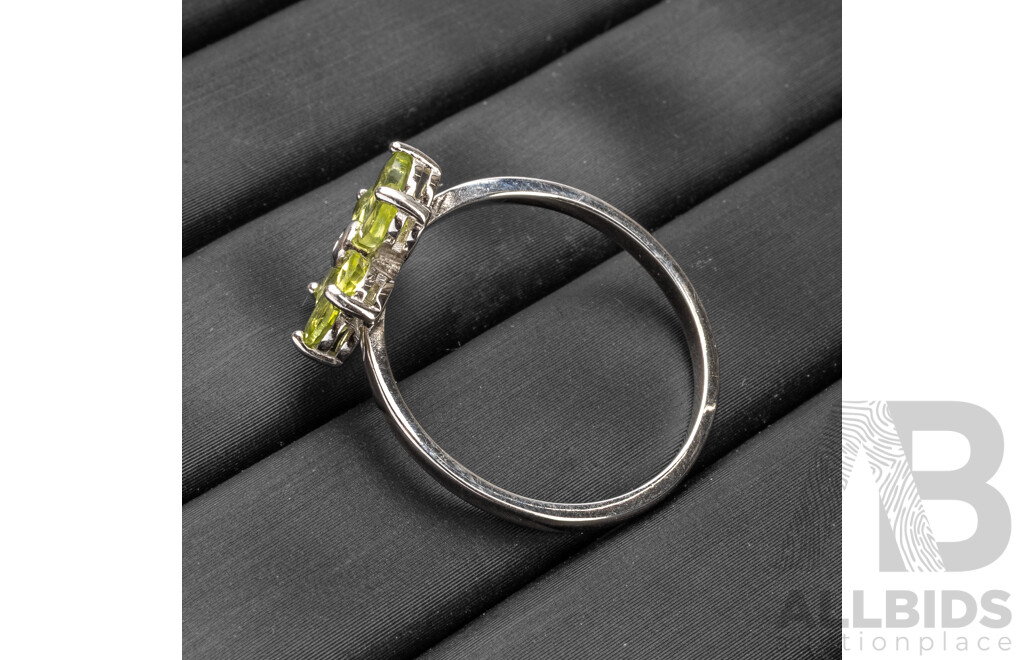 925 Sterling Silver Peridot & CZ Floral Dress Ring - Size R.5