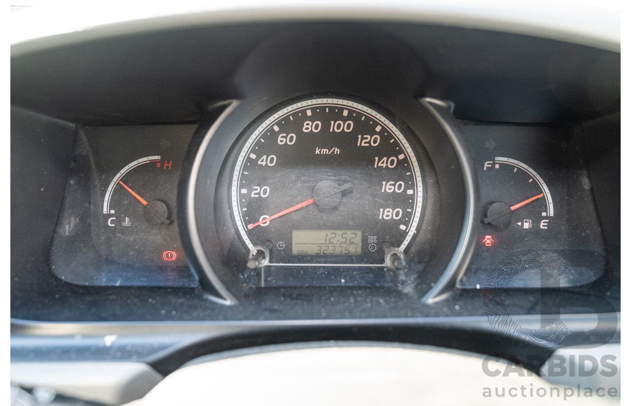 08/2005 Toyota Hiace LWB TRH201R 4d Van White 2.7L