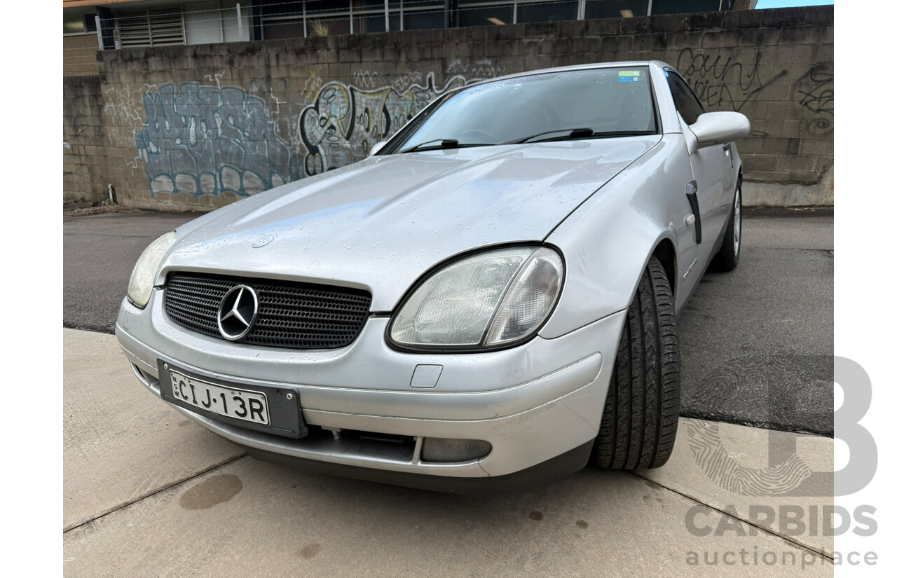 01/2000 Mercedes-Benz Slk230 KOMPRESSOR RWD 2D Convertible Brilliant Silver Metallic 2.3L
