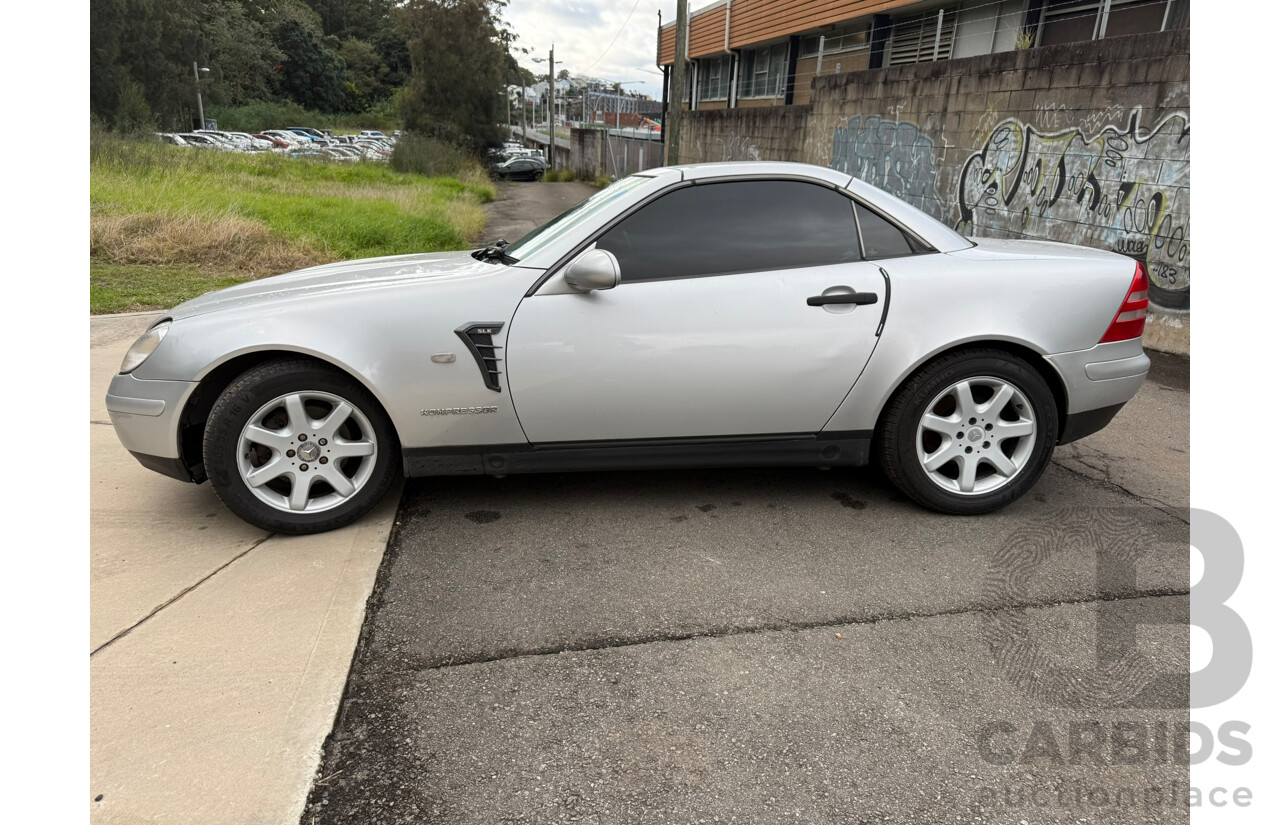 01/2000 Mercedes-Benz Slk230 KOMPRESSOR RWD 2D Convertible Brilliant Silver Metallic 2.3L