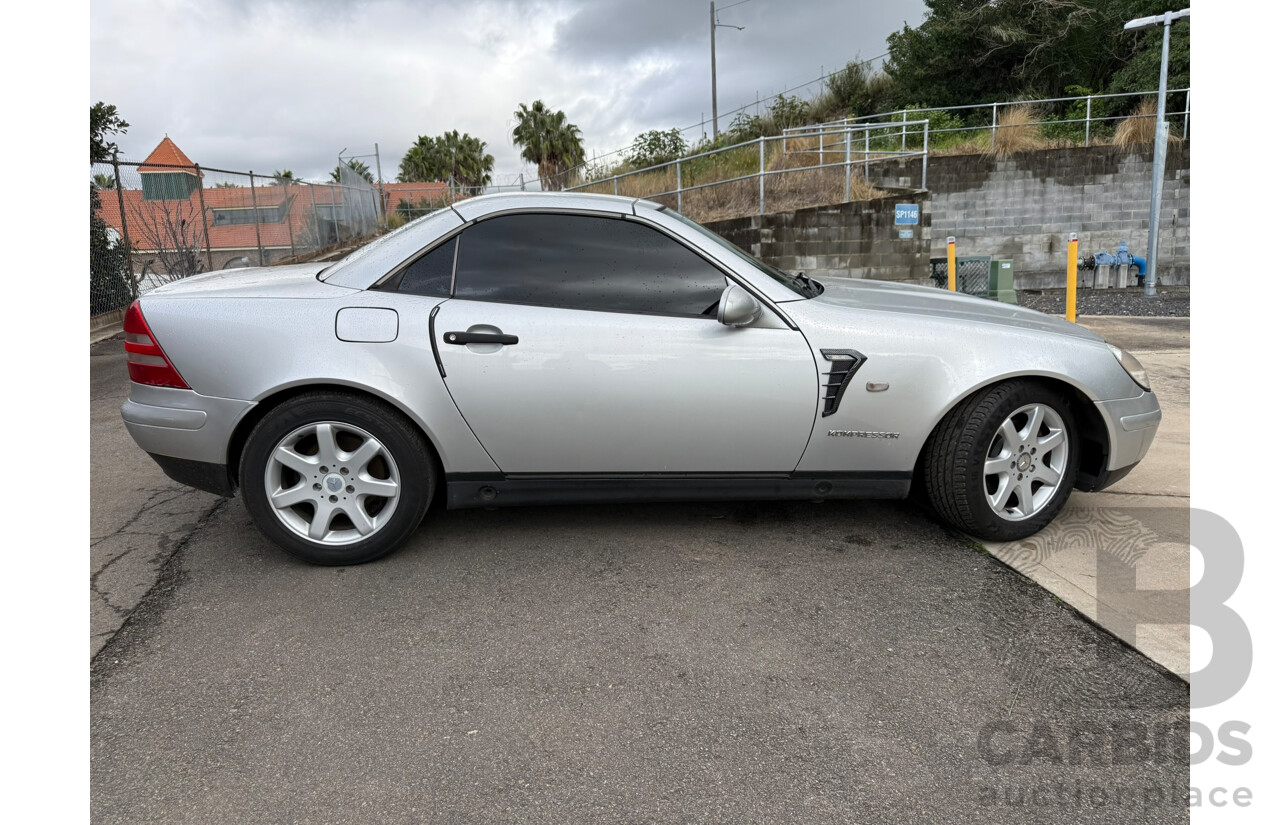 01/2000 Mercedes-Benz Slk230 KOMPRESSOR RWD 2D Convertible Brilliant Silver Metallic 2.3L