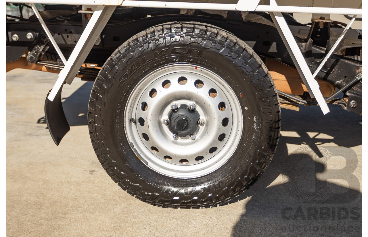 5/2017 Toyota Hilux SR (4x4) GUN126R C/Chas Glacier White Turbo Diesel 2.8L