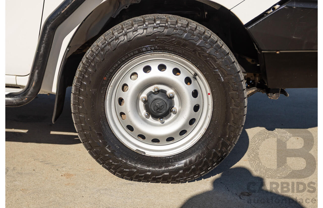 5/2017 Toyota Hilux SR (4x4) GUN126R C/Chas Glacier White Turbo Diesel 2.8L