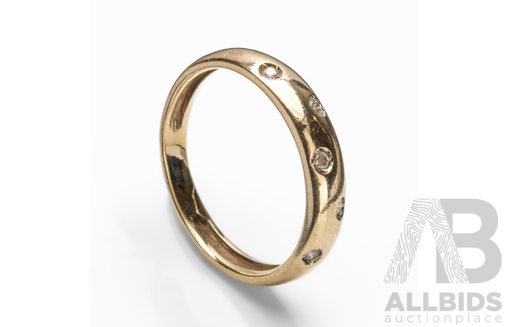 9ct Yellow Gold & Diamond Wedder - Size L.5