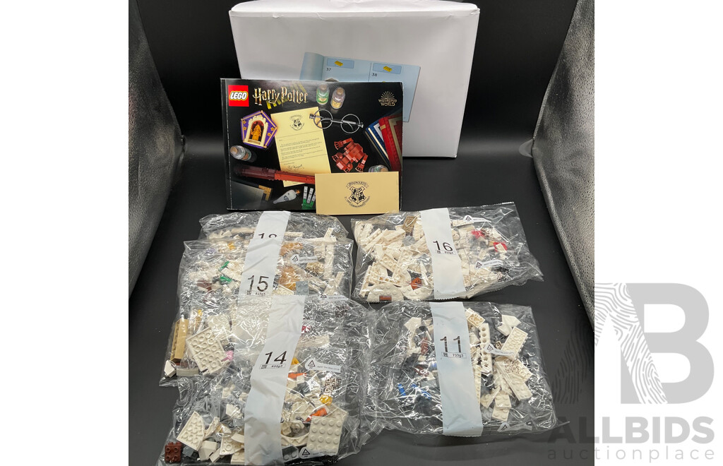 LEGO HARRY POTTER (76391) Hogwarts Icons - Collectors' Edition