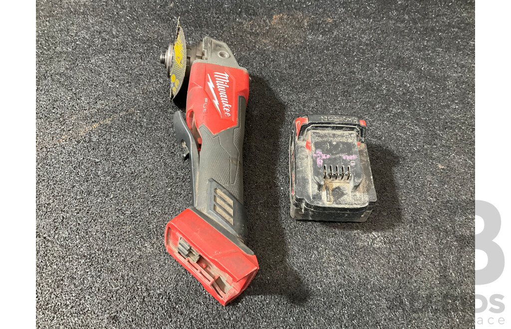 MILWAUKEE M18 Fuel Angle Grinder (FAG125YPD) with 5.0ah Battery