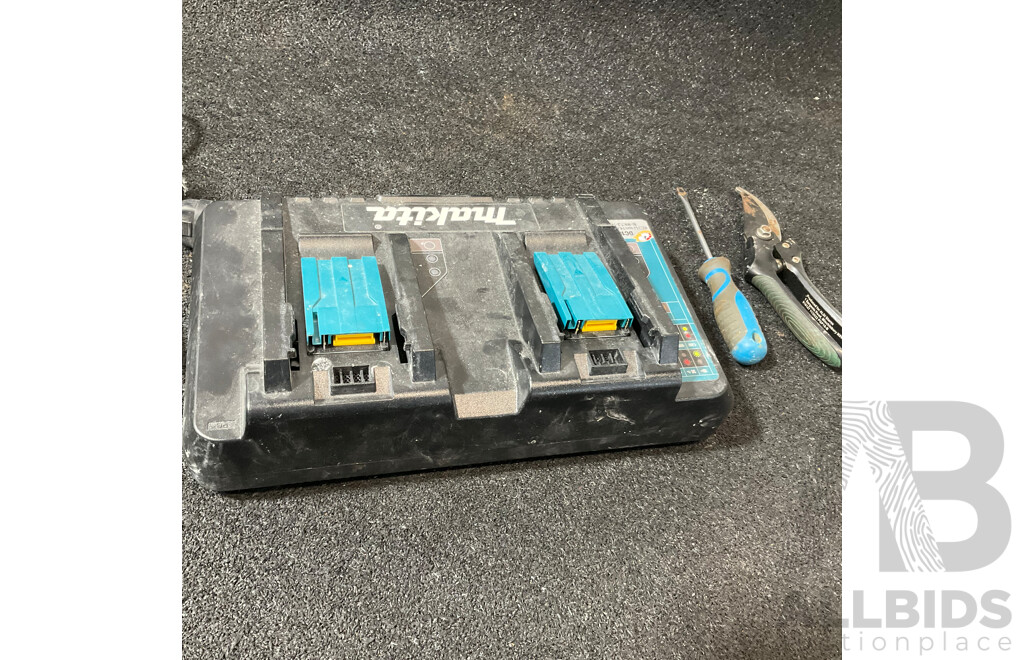 MAKITA 18V Dual Rapid Charger(DC18RD) with Items