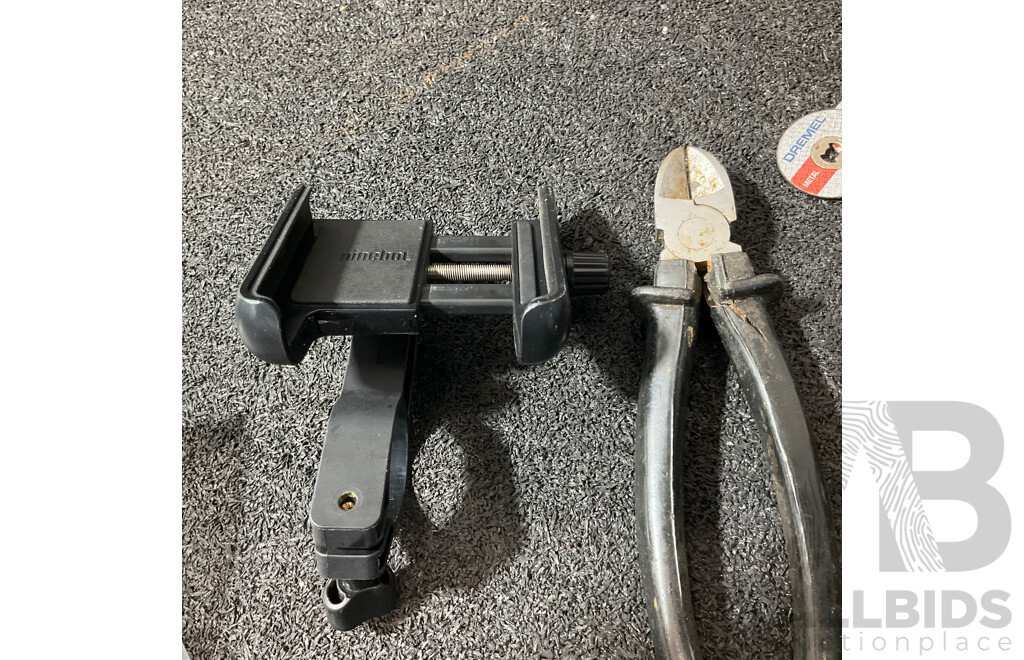 RIDGE  RYDER 40 Amp DC-DC Battery Charger (Solar Capable), DREMEL 8220 Rotary Tool Including Items