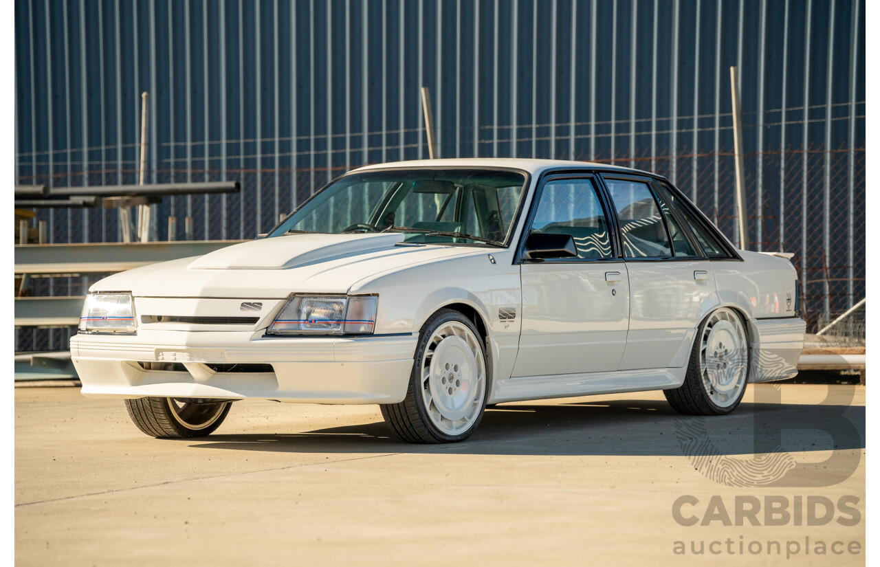 10/1984 Holden VK Commodore SL (134 Package) Groupe 3 Tribute 4d Sedan Alpine White V8 5.0L - Modified
