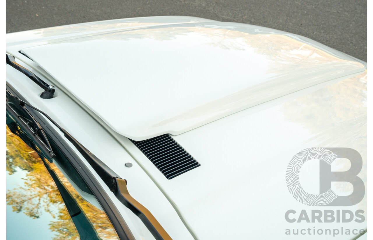 10/1984 Holden VK Commodore SL (134 Package) Groupe 3 Tribute 4d Sedan Alpine White V8 5.0L - Modified