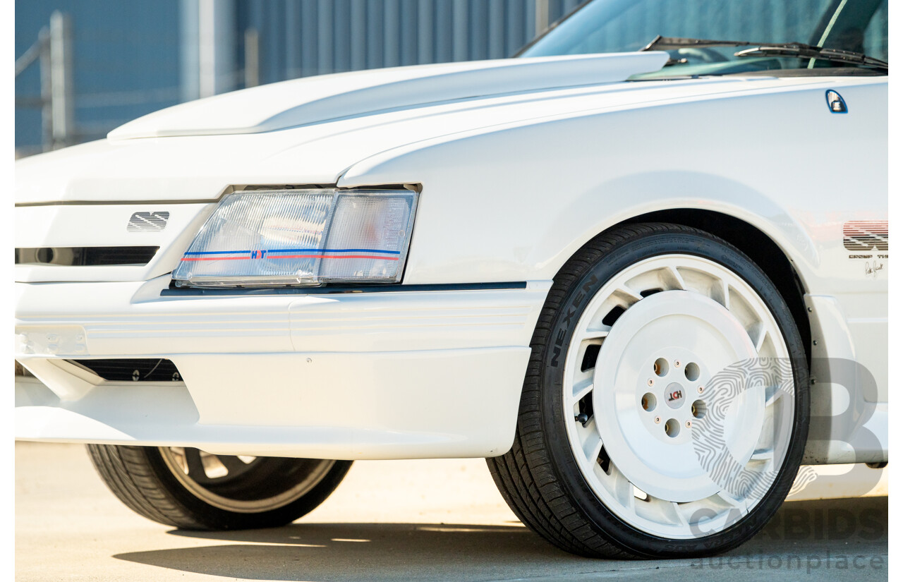 10/1984 Holden VK Commodore SL (134 Package) Groupe 3 Tribute 4d Sedan Alpine White V8 5.0L - Modified