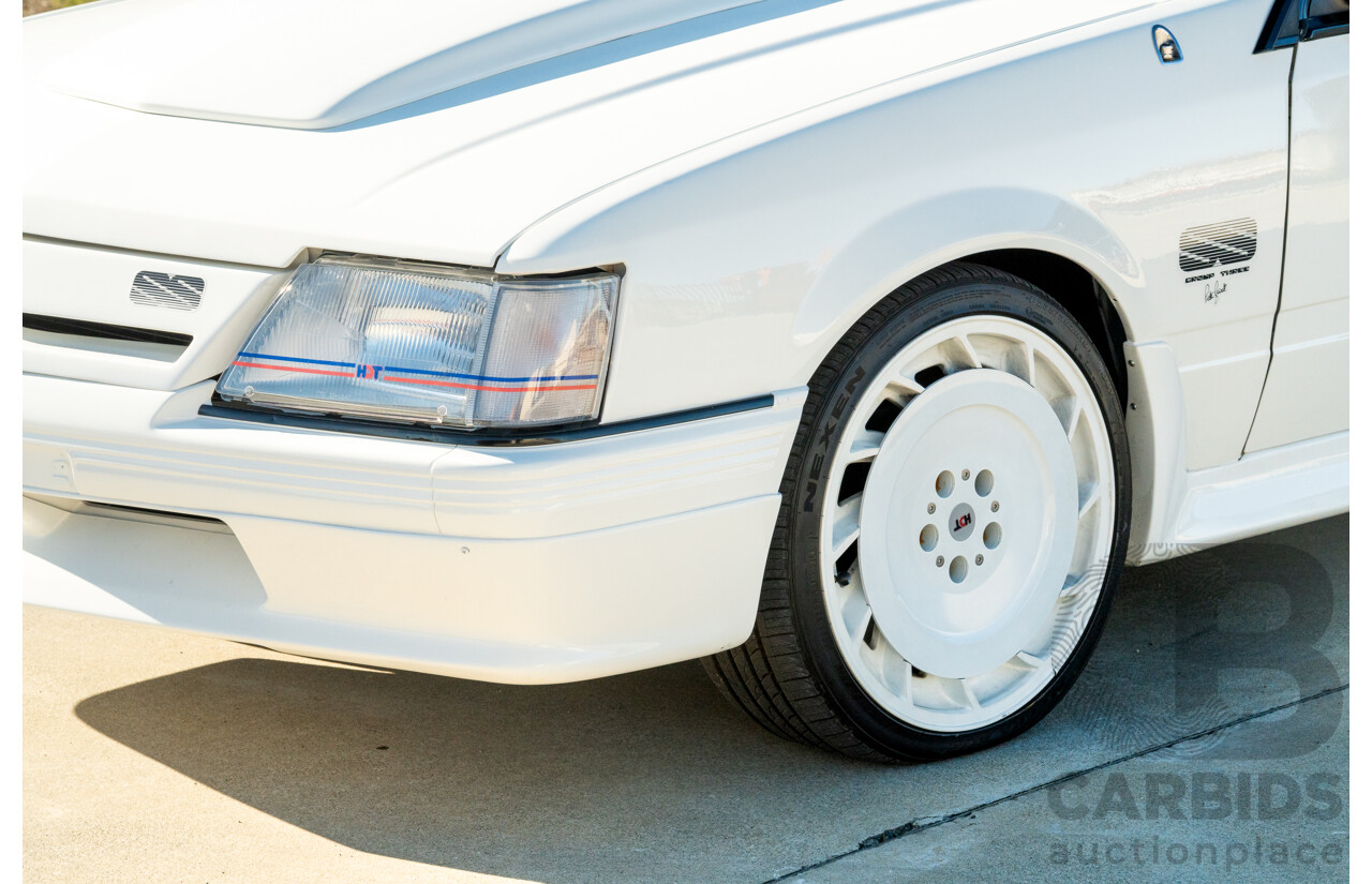 10/1984 Holden VK Commodore SL (134 Package) Groupe 3 Tribute 4d Sedan Alpine White V8 5.0L - Modified