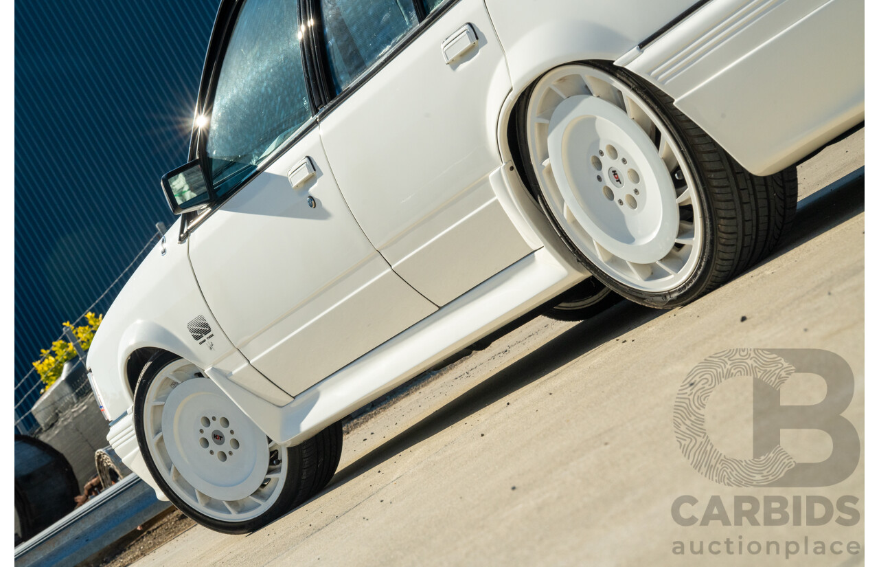10/1984 Holden VK Commodore SL (134 Package) Groupe 3 Tribute 4d Sedan Alpine White V8 5.0L - Modified