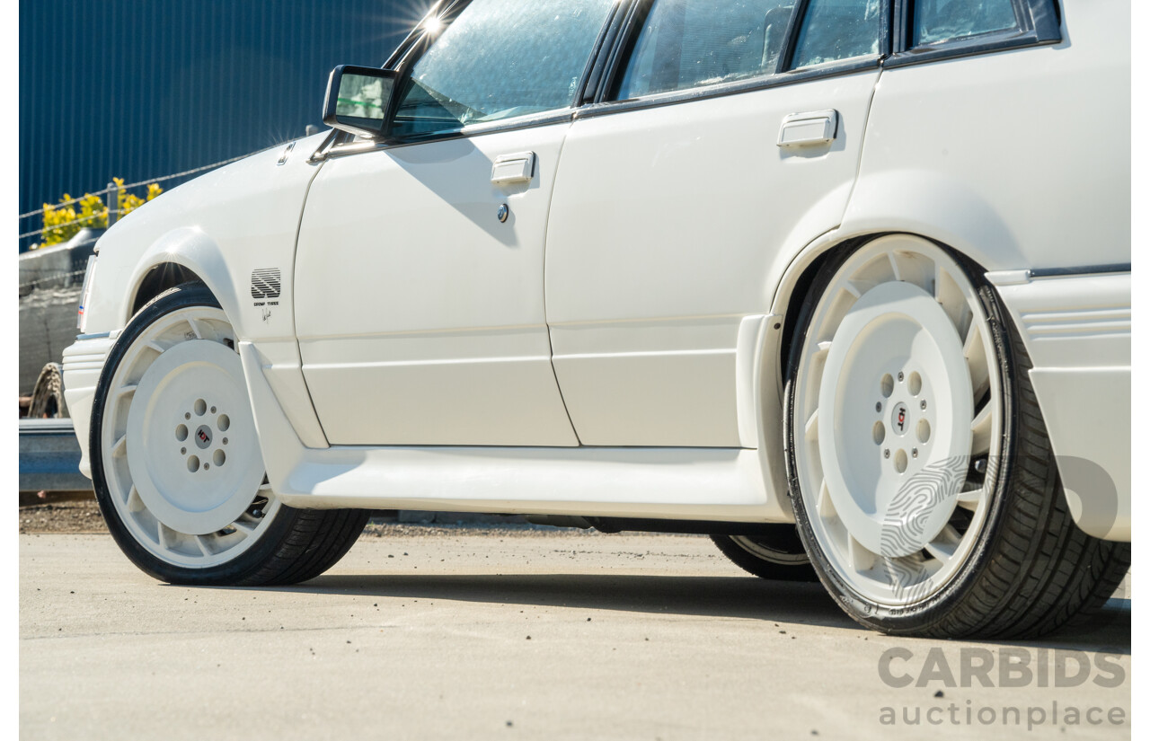 10/1984 Holden VK Commodore SL (134 Package) Groupe 3 Tribute 4d Sedan Alpine White V8 5.0L - Modified