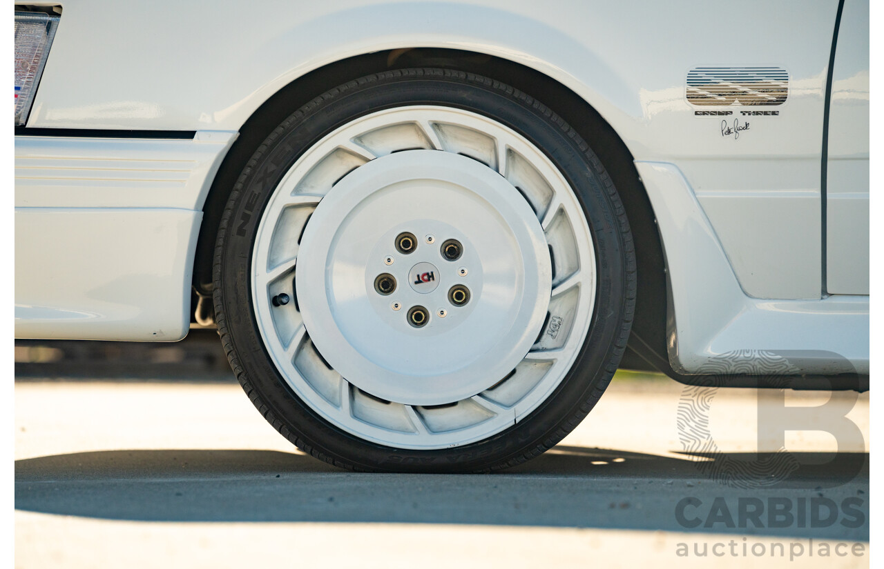 10/1984 Holden VK Commodore SL (134 Package) Groupe 3 Tribute 4d Sedan Alpine White V8 5.0L - Modified