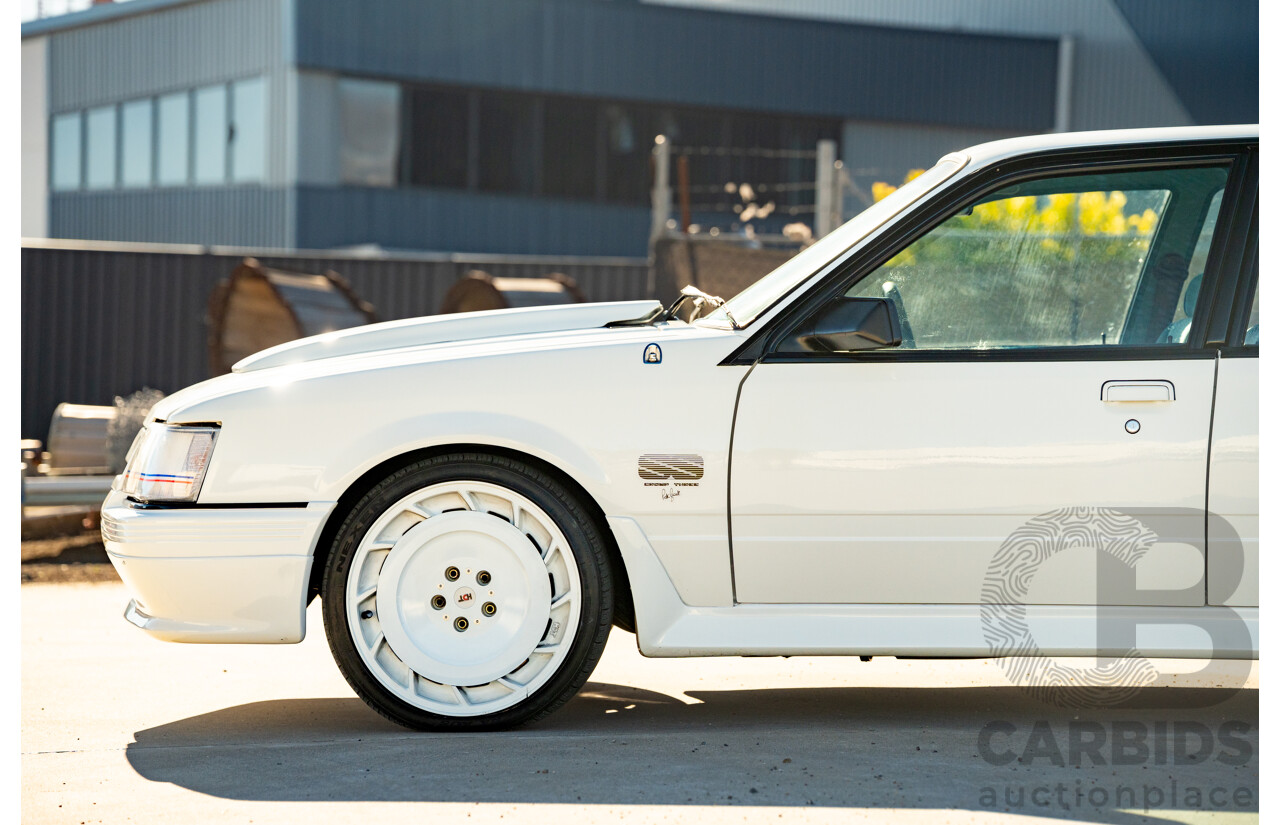 10/1984 Holden VK Commodore SL (134 Package) Groupe 3 Tribute 4d Sedan Alpine White V8 5.0L - Modified