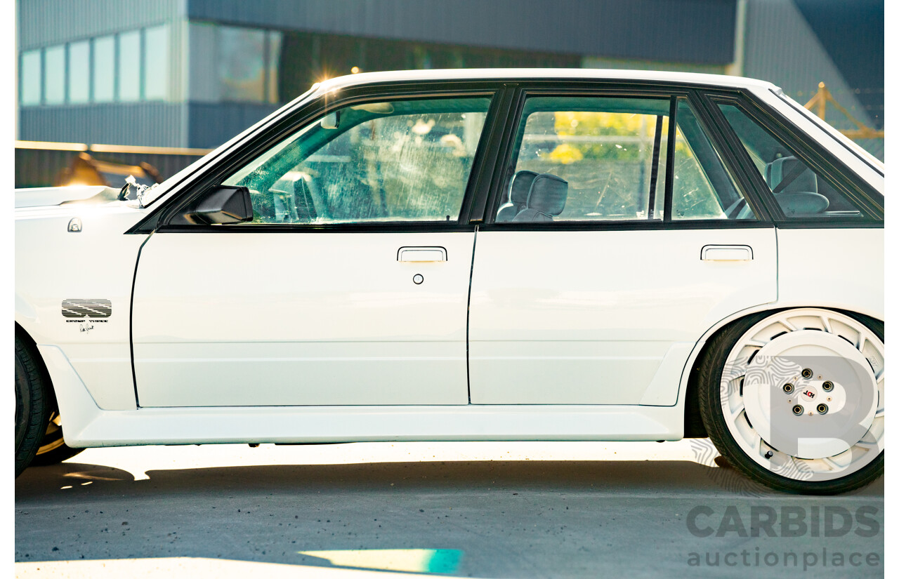 10/1984 Holden VK Commodore SL (134 Package) Groupe 3 Tribute 4d Sedan Alpine White V8 5.0L - Modified