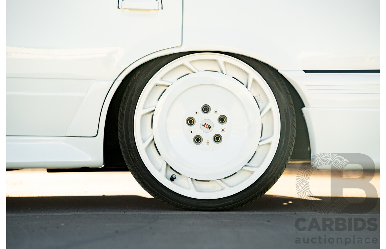 10/1984 Holden VK Commodore SL (134 Package) Groupe 3 Tribute 4d Sedan Alpine White V8 5.0L - Modified
