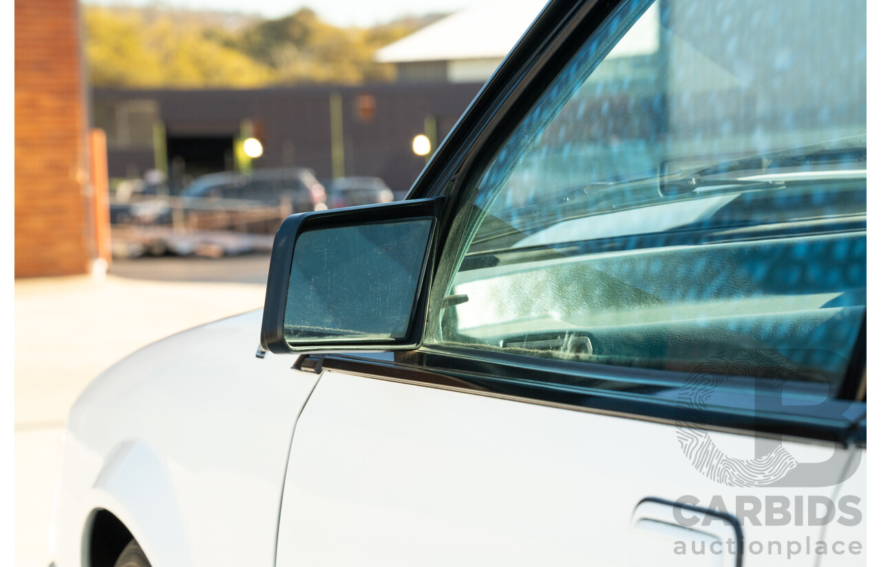 10/1984 Holden VK Commodore SL (134 Package) Groupe 3 Tribute 4d Sedan Alpine White V8 5.0L - Modified