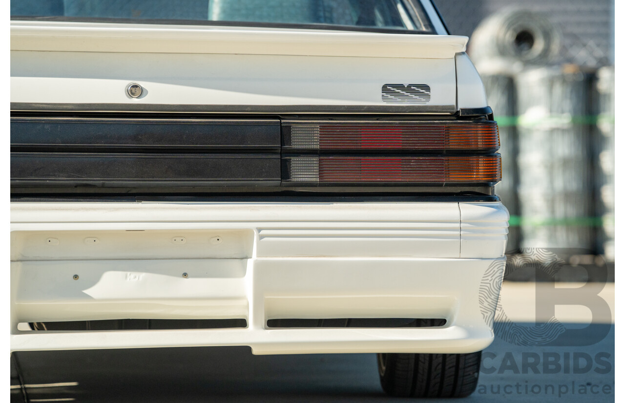 10/1984 Holden VK Commodore SL (134 Package) Groupe 3 Tribute 4d Sedan Alpine White V8 5.0L - Modified