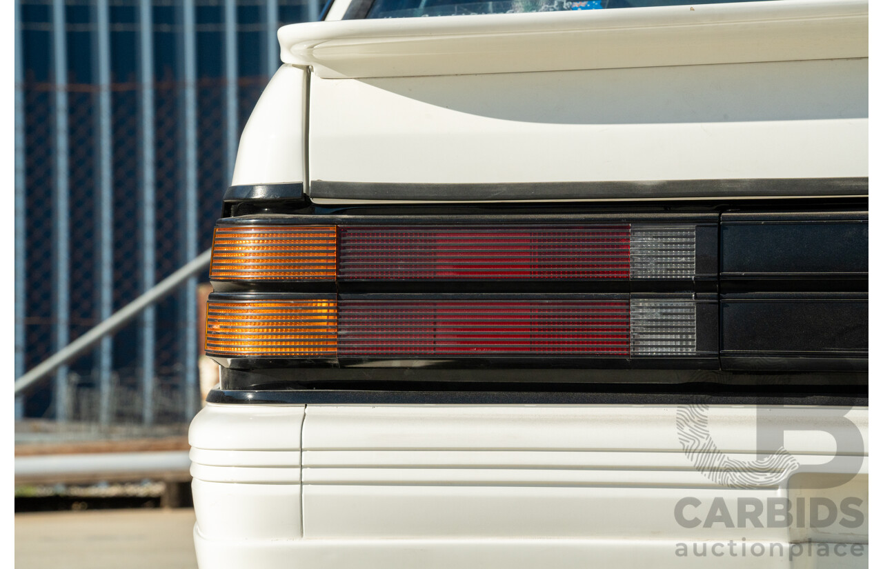 10/1984 Holden VK Commodore SL (134 Package) Groupe 3 Tribute 4d Sedan Alpine White V8 5.0L - Modified