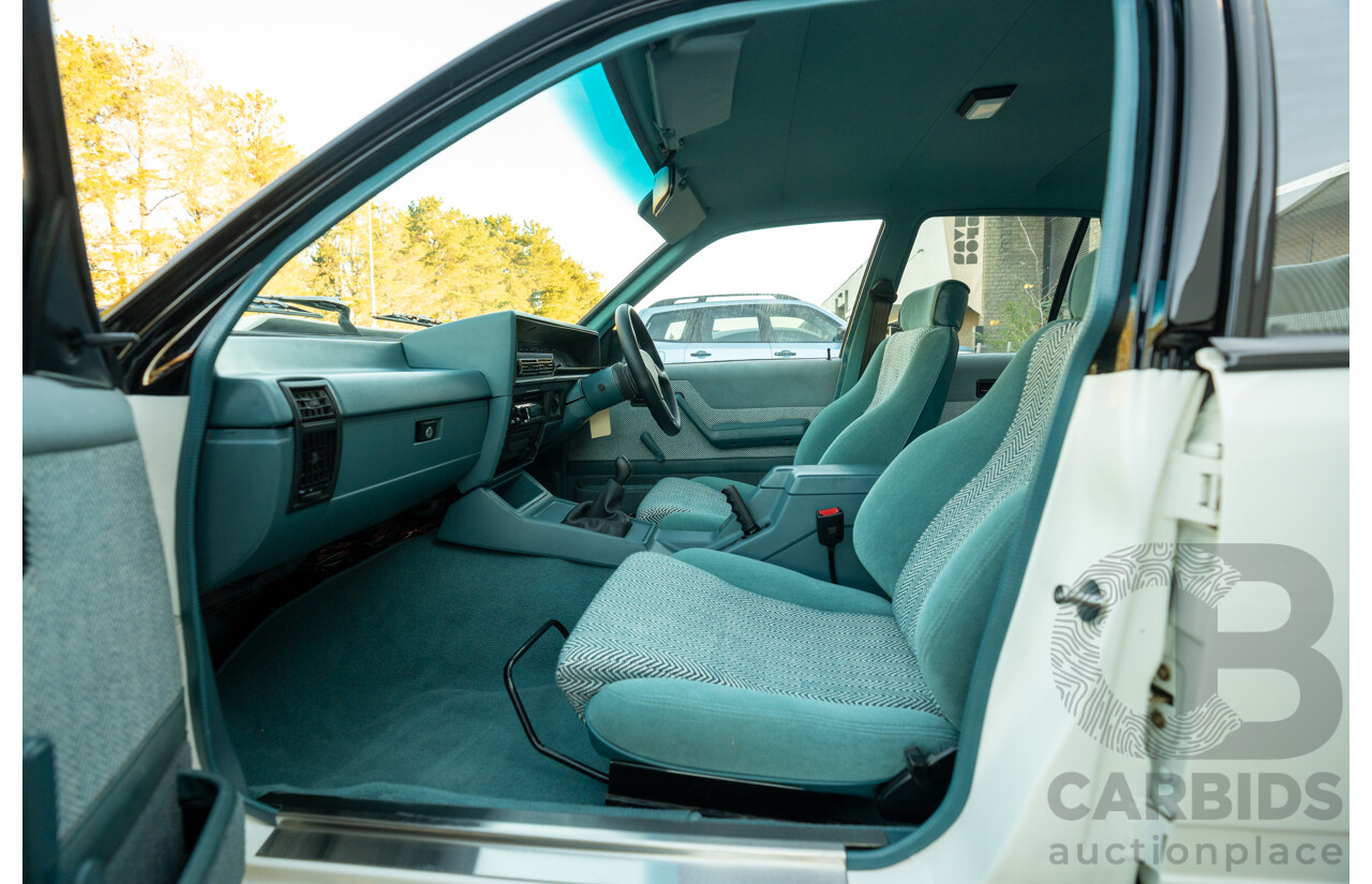 10/1984 Holden VK Commodore SL (134 Package) Groupe 3 Tribute 4d Sedan Alpine White V8 5.0L - Modified