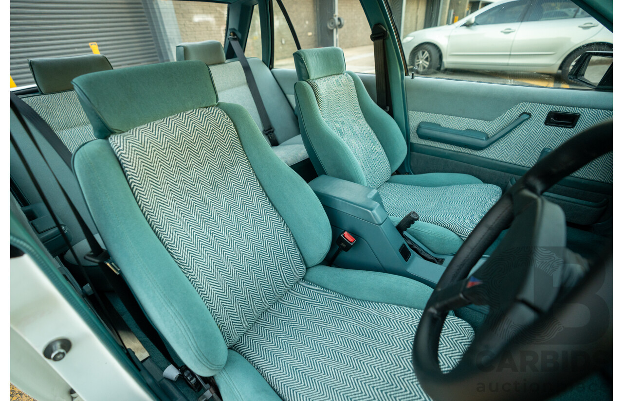 10/1984 Holden VK Commodore SL (134 Package) Groupe 3 Tribute 4d Sedan Alpine White V8 5.0L - Modified