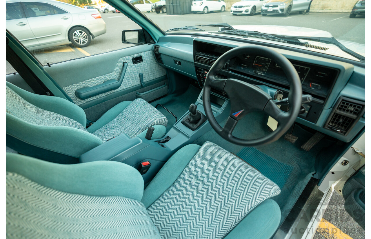 10/1984 Holden VK Commodore SL (134 Package) Groupe 3 Tribute 4d Sedan Alpine White V8 5.0L - Modified