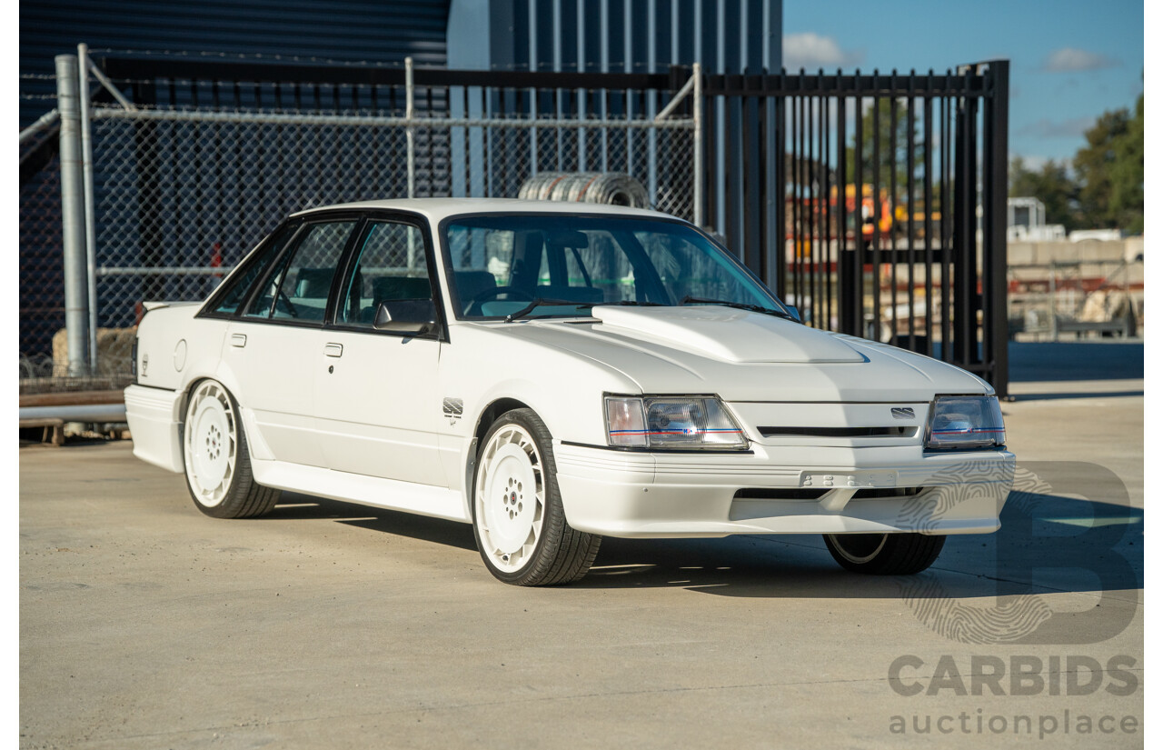 10/1984 Holden VK Commodore SL (134 Package) Groupe 3 Tribute 4d Sedan Alpine White V8 5.0L - Modified