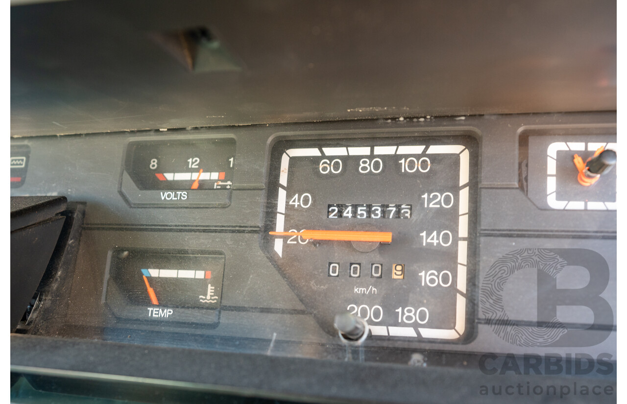 10/1984 Holden VK Commodore SL (134 Package) Groupe 3 Tribute 4d Sedan Alpine White V8 5.0L - Modified