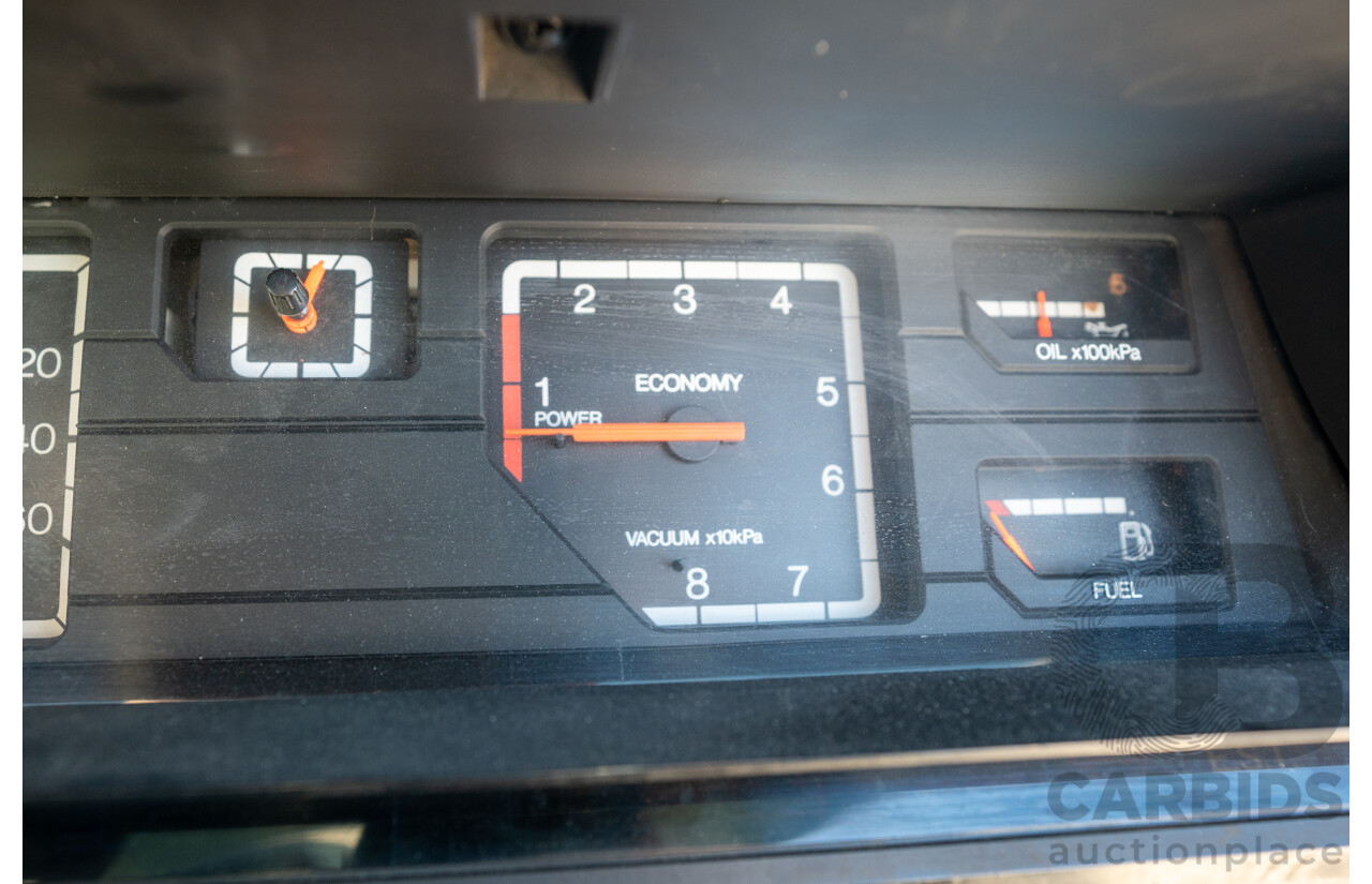 10/1984 Holden VK Commodore SL (134 Package) Groupe 3 Tribute 4d Sedan Alpine White V8 5.0L - Modified