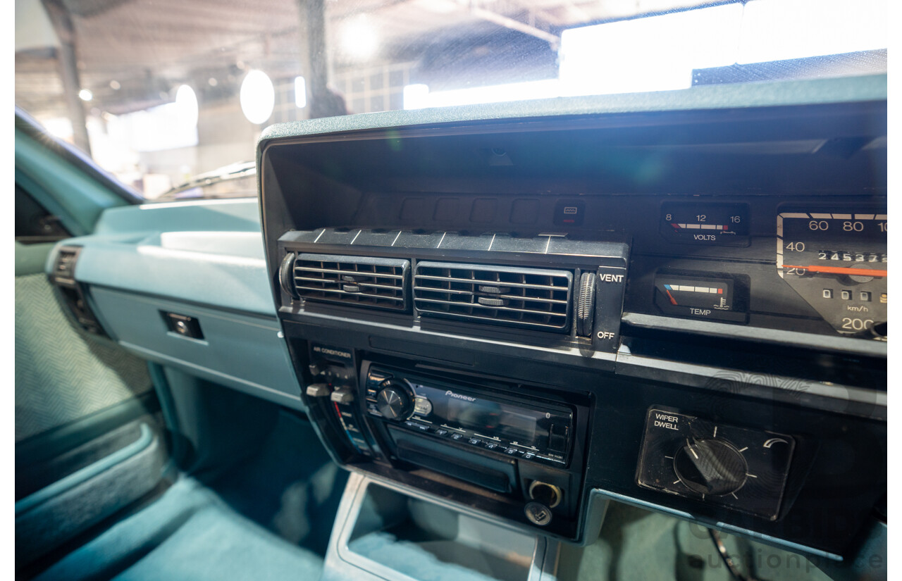10/1984 Holden VK Commodore SL (134 Package) Groupe 3 Tribute 4d Sedan Alpine White V8 5.0L - Modified